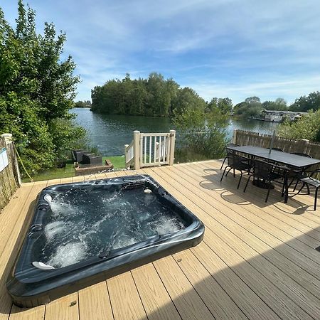 Lakeside Retreat 2 With Hot Tub, Private Fishing Peg Situated At Tattershall Lakes Country Park Exterior foto