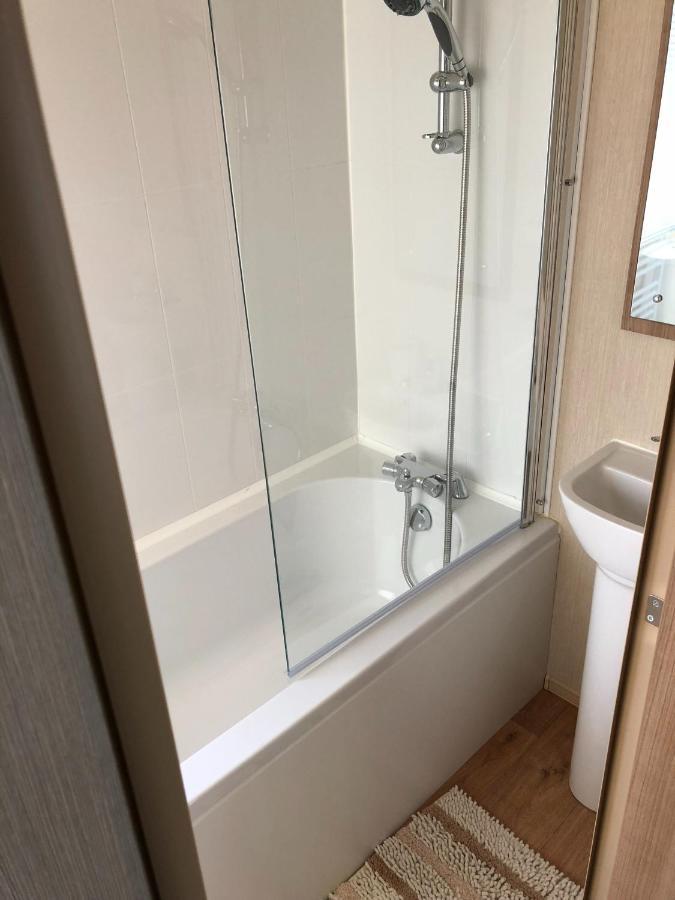 Lakeside Retreat 2 With Hot Tub, Private Fishing Peg Situated At Tattershall Lakes Country Park Exterior foto