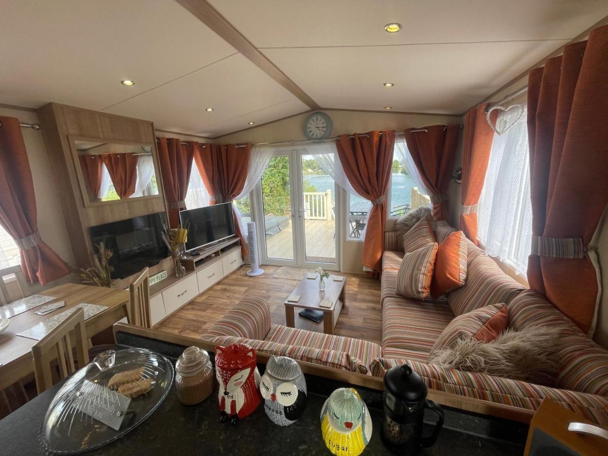 Lakeside Retreat 2 With Hot Tub, Private Fishing Peg Situated At Tattershall Lakes Country Park Exterior foto