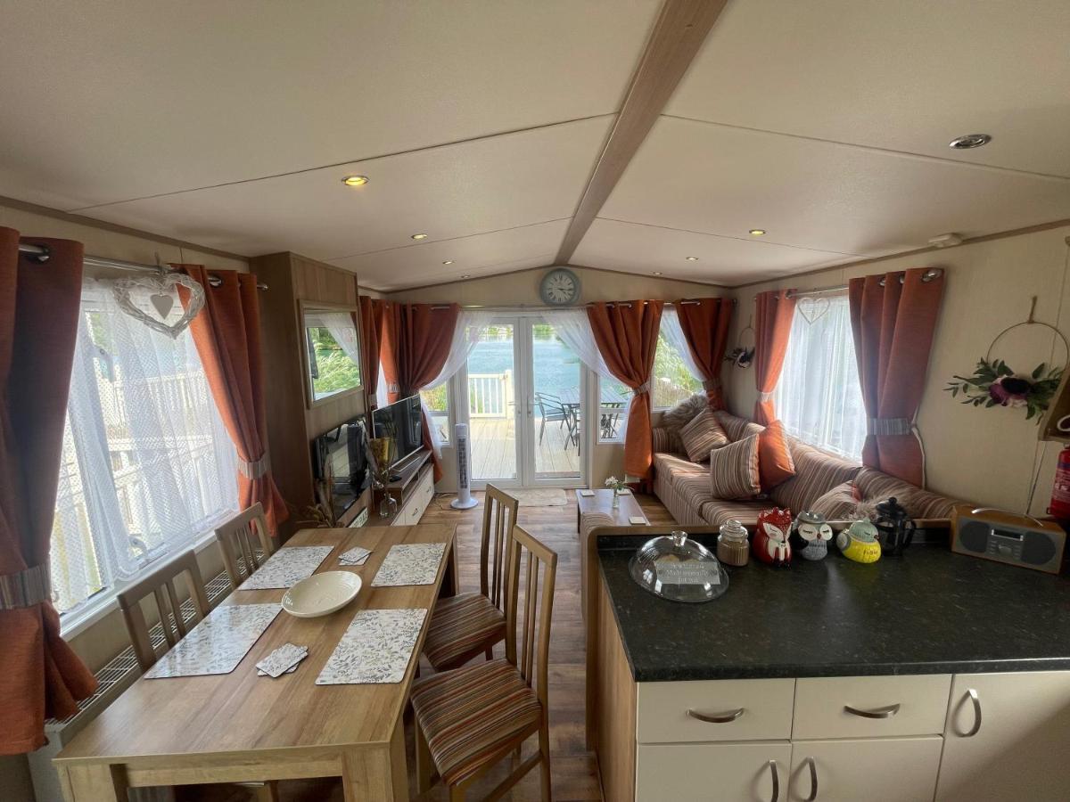 Lakeside Retreat 2 With Hot Tub, Private Fishing Peg Situated At Tattershall Lakes Country Park Exterior foto
