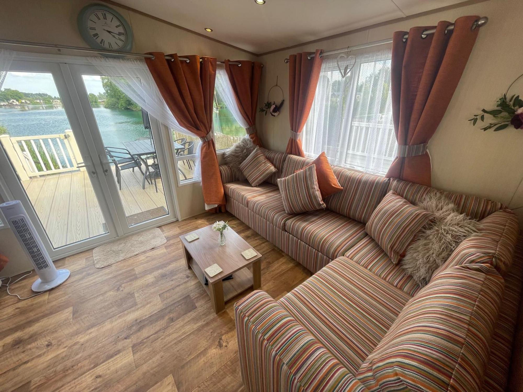 Lakeside Retreat 2 With Hot Tub, Private Fishing Peg Situated At Tattershall Lakes Country Park Exterior foto