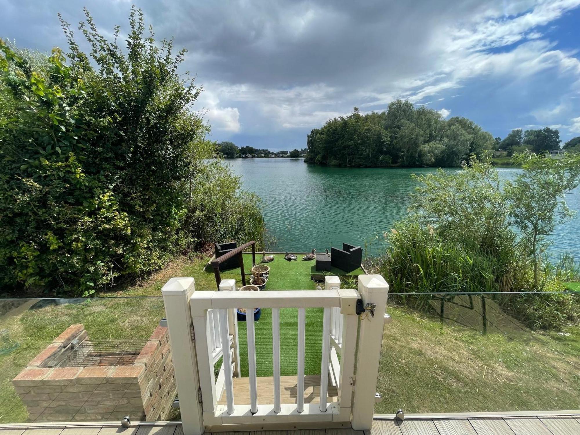 Lakeside Retreat 2 With Hot Tub, Private Fishing Peg Situated At Tattershall Lakes Country Park Exterior foto